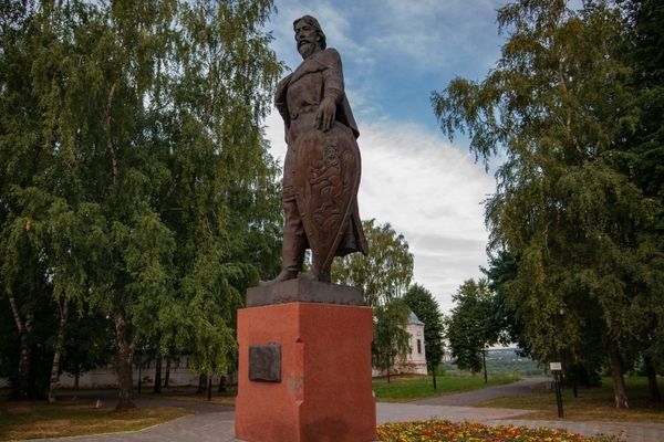 Памятник Александру Невскому во Владимире