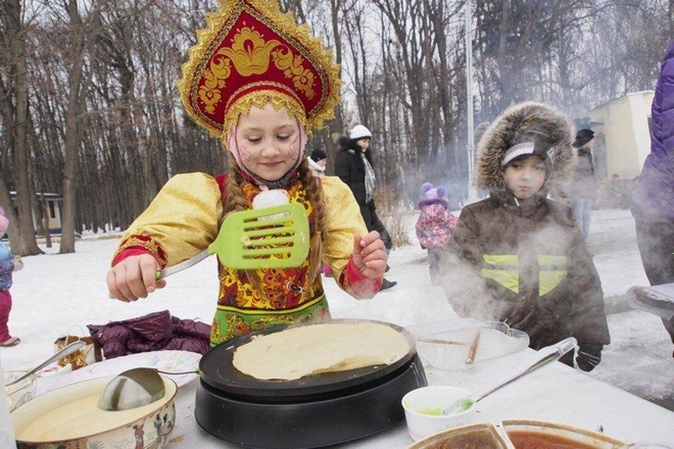 Где едят блины. Масленица фотографии праздника. Печь блины. Масленица. Блины.